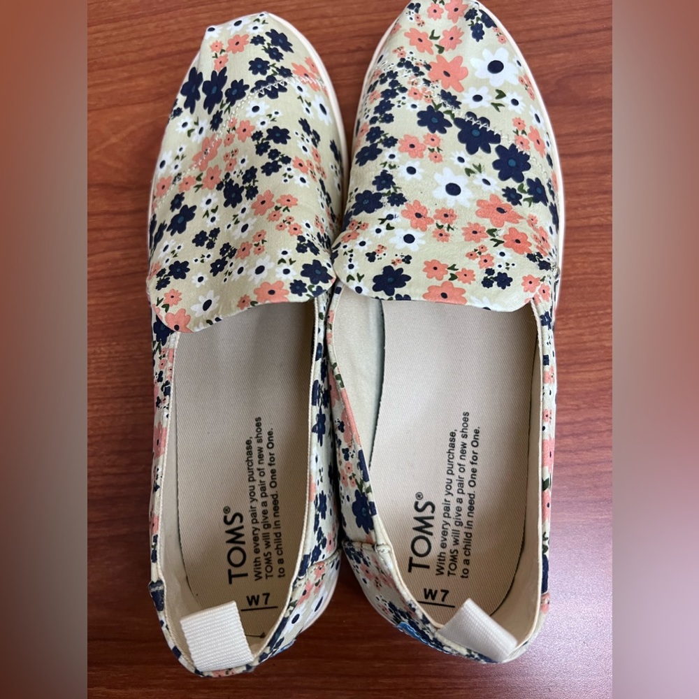 Toms women’s slip in shoes beige floral canvas size 7